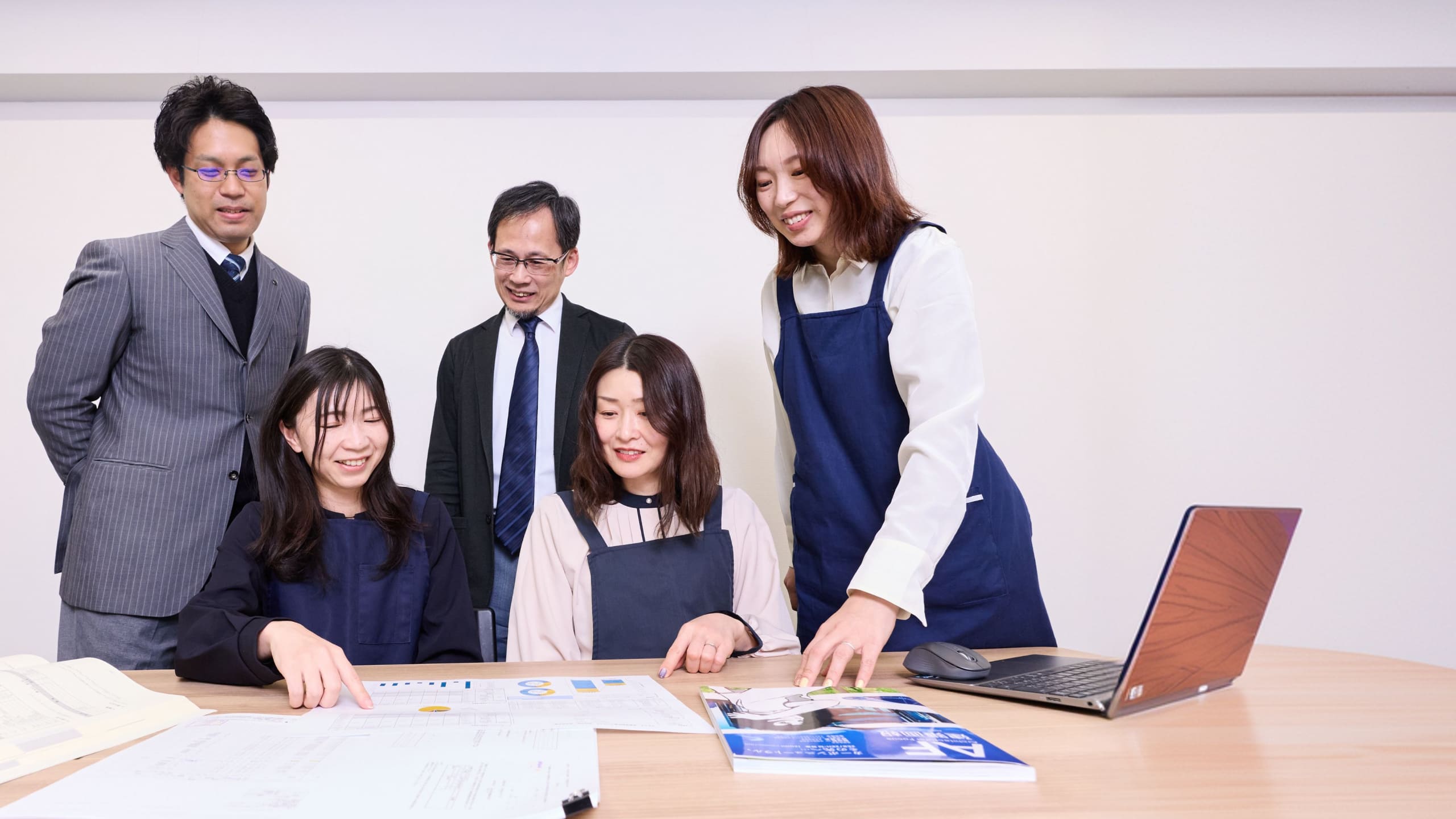 鰐設計のオフィス風景