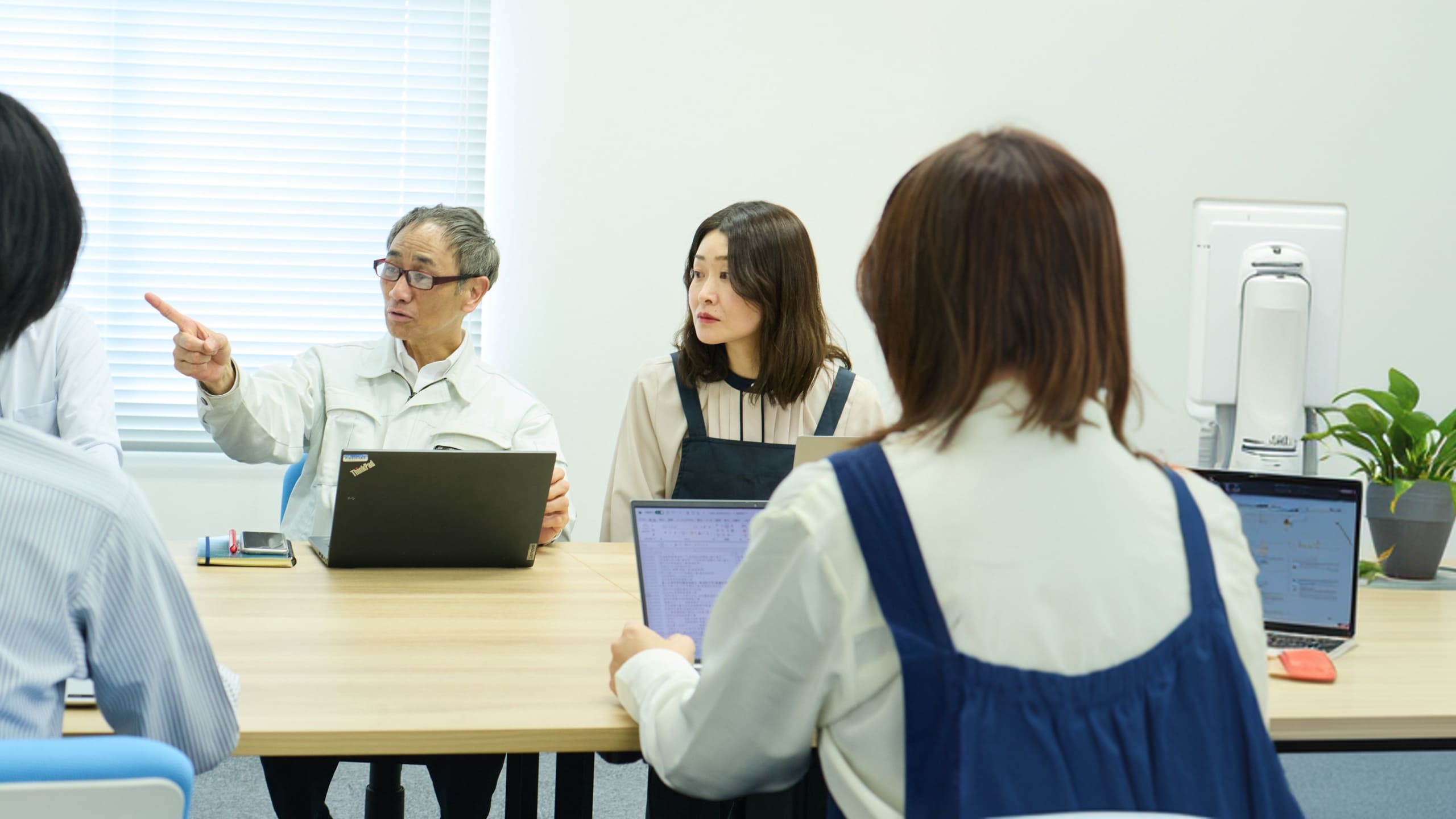 鰐設計のオフィス風景